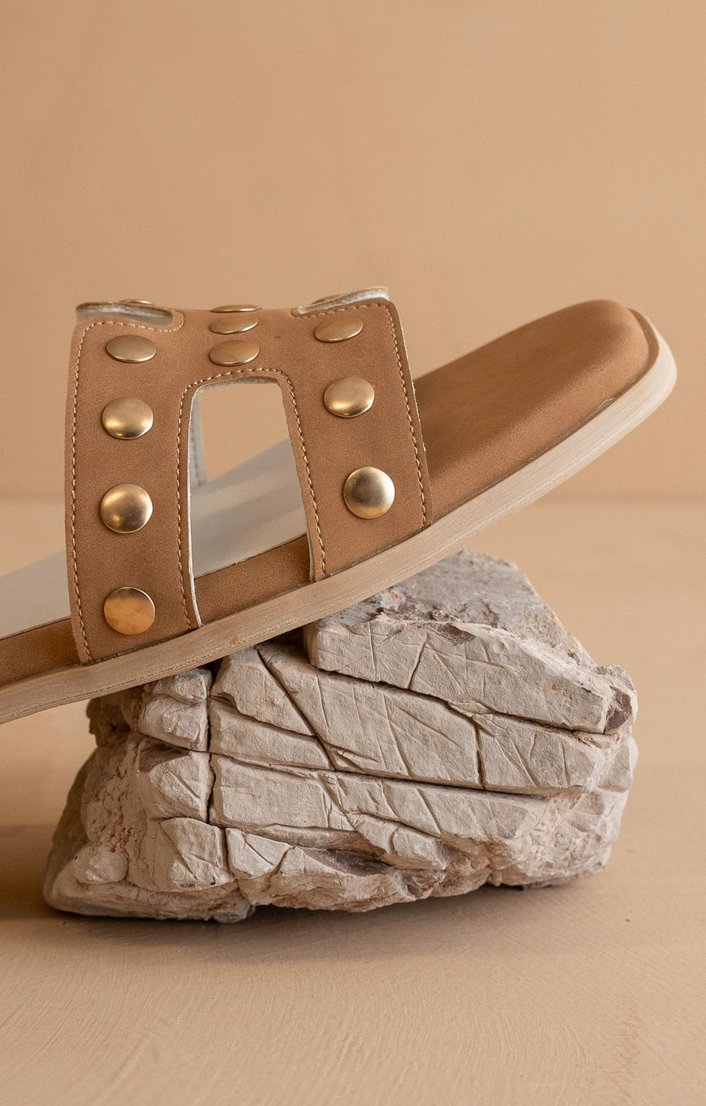 Evelynne Sandal in Camel